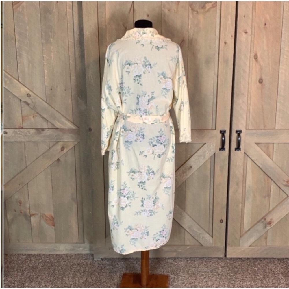 Vintage Victoria’s Secret light yellow long lightweight robe with floral print - Picture 2 of 11